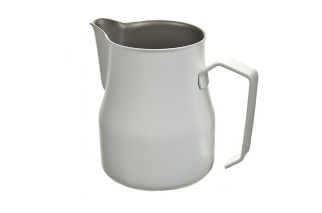 https://vanelis.com/cdn/shop/products/white_pitcher_640x.jpg?v=1545936741